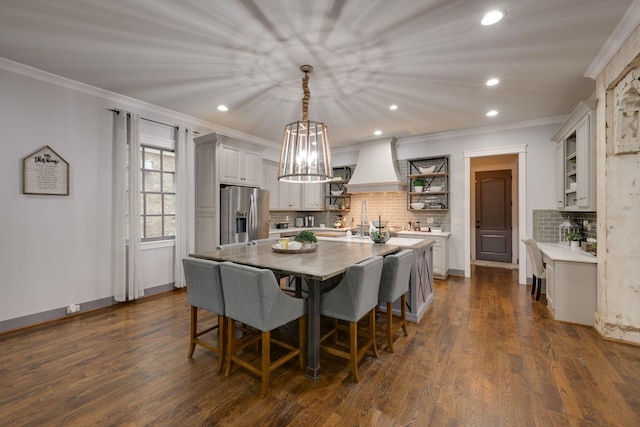 dining area with ornamental molding, recessed lighting, dark wood finished floors, a chandelier, and baseboards