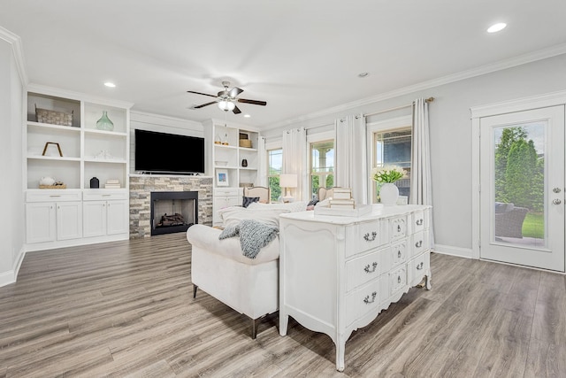 1006 Brinxton Run, Murfreesboro, TN 37128 - living area with plenty of natural light, light wood-style flooring, ornamental molding, a ceiling fan, and recessed lighting