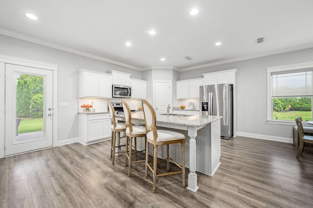 1006 Brinxton Run, Murfreesboro, TN 37128 - kitchen with stainless steel appliances, wood finished floors, a kitchen island with sink, a kitchen bar, and recessed lighting