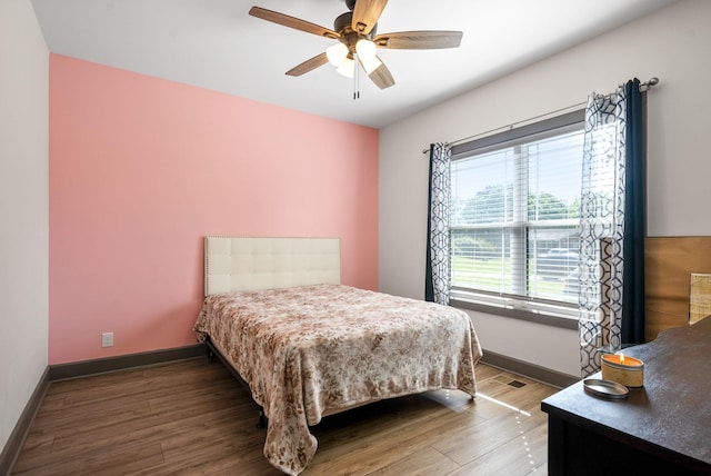 996 Gratton Rd, Clarksville, TN 37043 - bedroom with wood finished floors, baseboards, and ceiling fan