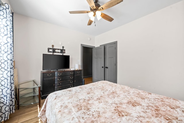 996 Gratton Rd, Clarksville, TN 37043 - bedroom with wood finished floors and a ceiling fan