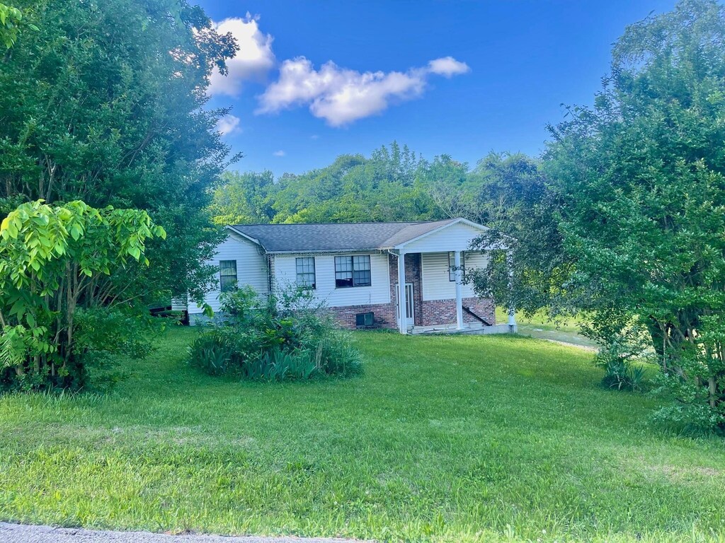 view of front of house with a front yard