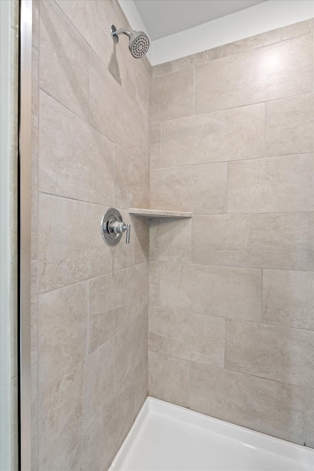 full bath with tiled shower