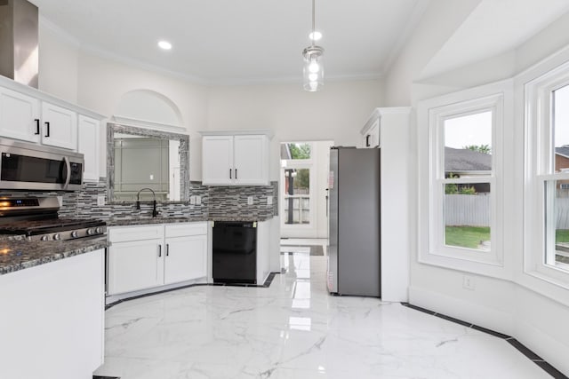 kitchen with stainless steel appliances, healthy amount of natural light, ornamental molding, tasteful backsplash, and recessed lighting