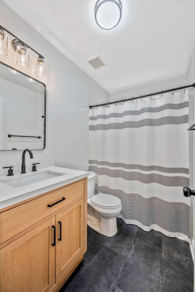 full bathroom with toilet, vanity, and curtained shower