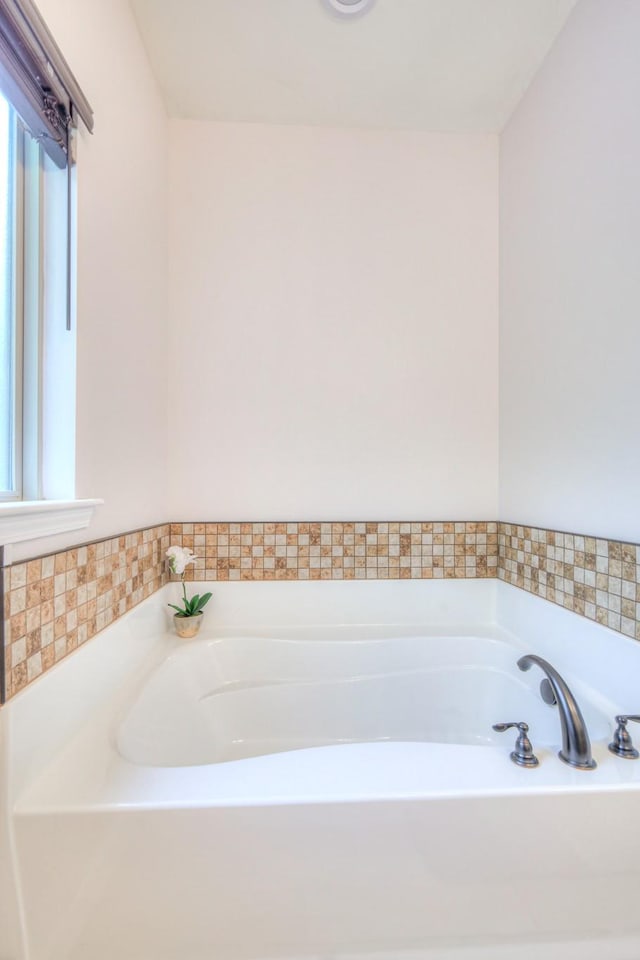 1008 Beverly Ln, Spring Hill, TN 37174 - bathroom featuring a bath