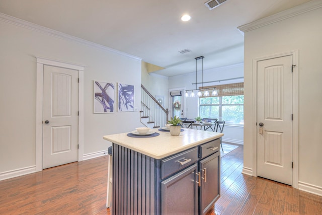 1008 Beverly Ln, Spring Hill, TN 37174 - kitchen featuring crown molding, dark wood finished floors, decorative light fixtures, baseboards, and recessed lighting