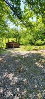 view of yard with an outbuilding