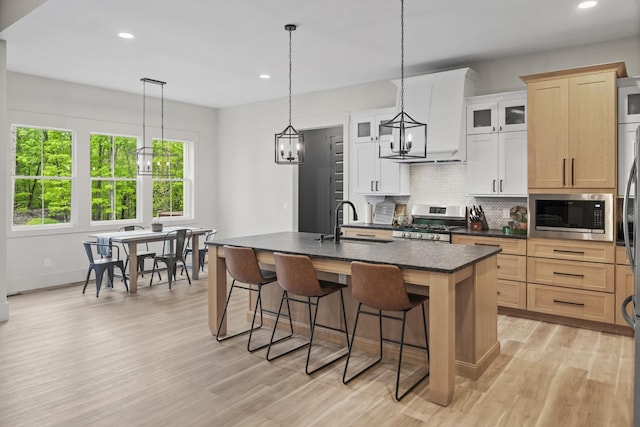 12684 US Highway 41, Tracy City, TN 37387 - kitchen featuring appliances with stainless steel finishes, a sink, decorative backsplash, a breakfast bar area, and recessed lighting