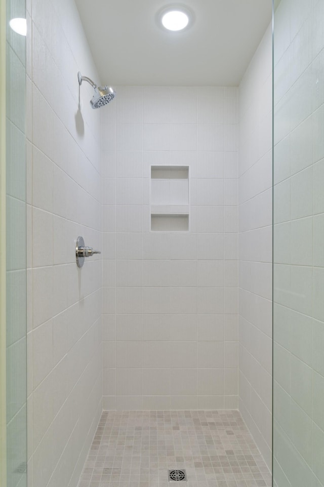 bathroom featuring a tile shower