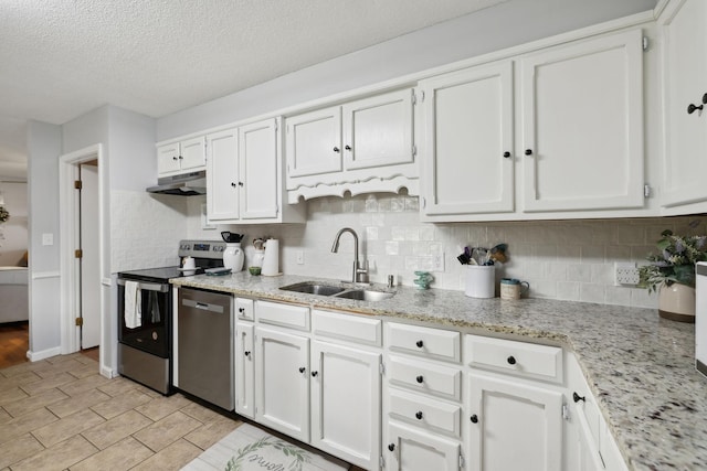 405 Mockingbird Dr, Mount Pleasant, TN 38474 - kitchen featuring under cabinet range hood, appliances with stainless steel finishes, a sink, white cabinetry, and a textured ceiling