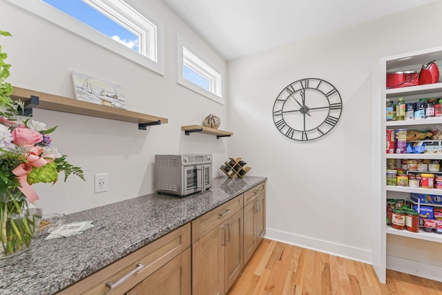 304 Cedar Hollow Ct, Lebanon, TN 37087 - bar area featuring light wood-style floors and baseboards