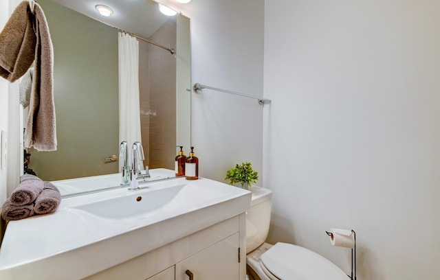 full bath with toilet, vanity, and a shower with curtain