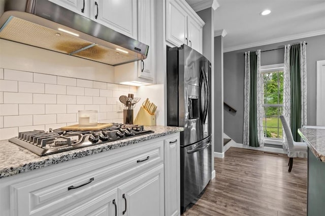 3571 Old Blacktop Rd, Mc Ewen, TN 37101 - kitchen featuring stainless steel refrigerator with ice dispenser, under cabinet range hood, ornamental molding, gas cooktop, and baseboards