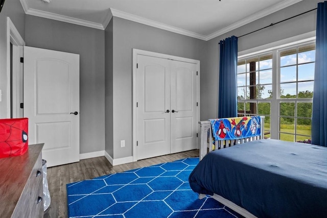 3571 Old Blacktop Rd, Mc Ewen, TN 37101 - bedroom with wood finished floors, crown molding, baseboards, and a closet