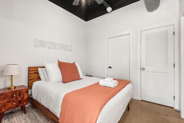 bedroom featuring ceiling fan