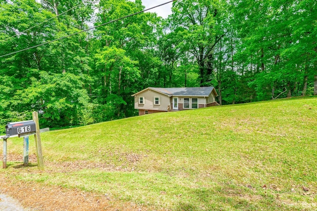 view of front of home featuring a front yard