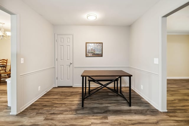 2130 River Chase Dr, Murfreesboro, TN 37128 - corridor featuring wood finished floors, a chandelier, and a wainscoted wall