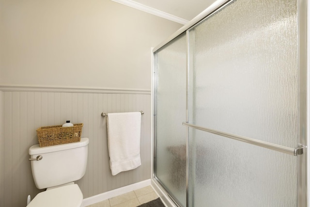 2130 River Chase Dr, Murfreesboro, TN 37128 - full bathroom with a stall shower, toilet, tile patterned floors, a wainscoted wall, and ornamental molding