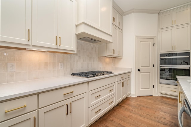 1709 Martha Washington Way, Murfreesboro, TN 37130 - kitchen with light countertops, backsplash, light wood-style floors, stainless steel appliances, and ornamental molding