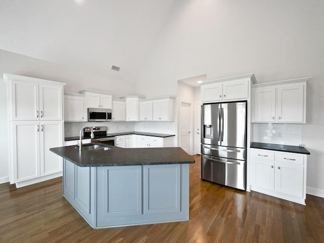 1117 Bandini Ct, Lascassas, TN 37085 - kitchen with appliances with stainless steel finishes, a sink, dark countertops, tasteful backsplash, and high vaulted ceiling