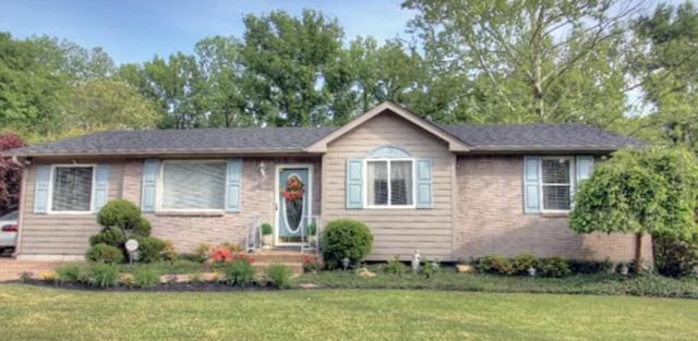 ranch-style home featuring a front lawn