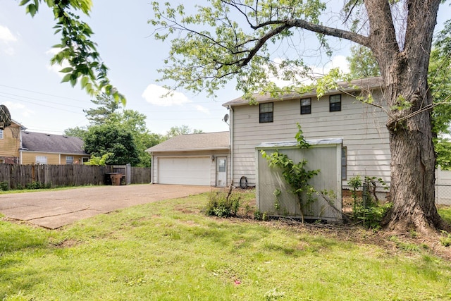 view of front facade with a garage and concrete driveway