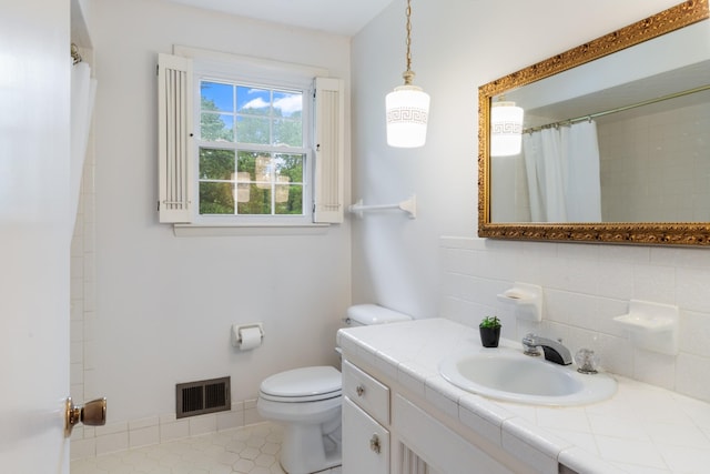 103 Forrest Hills Dr, Dickson, TN 37055 - full bath featuring tasteful backsplash, toilet, tile patterned flooring, vanity, and a shower with curtain