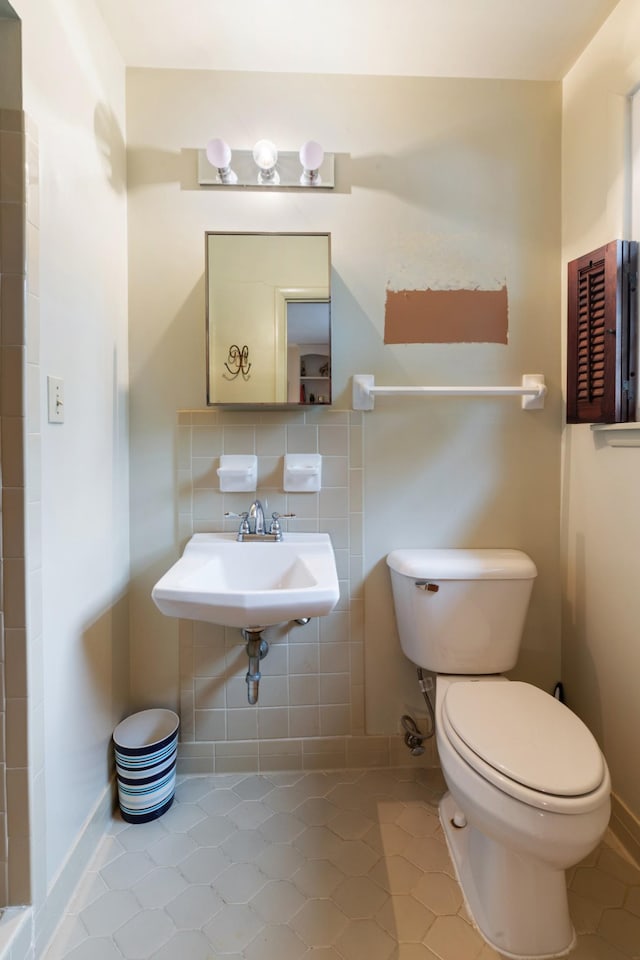 103 Forrest Hills Dr, Dickson, TN 37055 - half bath featuring tile patterned flooring, toilet, a sink, and baseboards