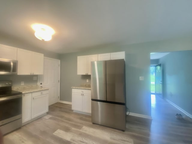 148 Shawna Ln, Hillsboro, TN 37342 - kitchen featuring stainless steel appliances, light wood-style floors, white cabinetry, and baseboards