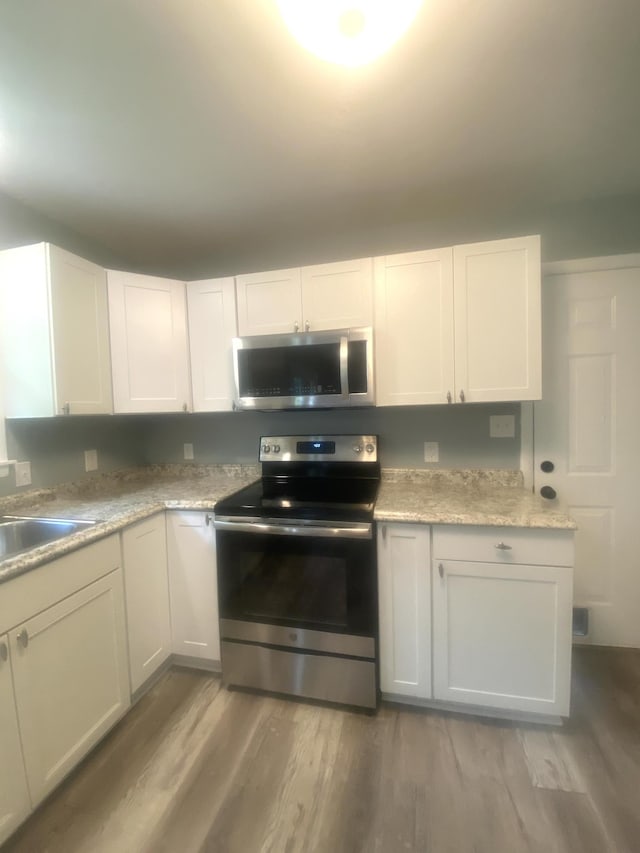 148 Shawna Ln, Hillsboro, TN 37342 - kitchen with stainless steel appliances, a sink, light wood-style floors, and light countertops