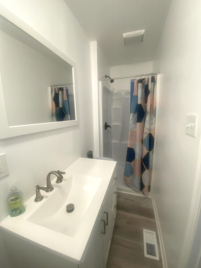 148 Shawna Ln, Hillsboro, TN 37342 - bathroom with curtained shower, vanity, and wood finished floors