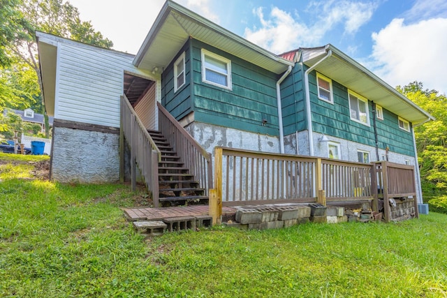 3913 Pickering Ave, Chattanooga, TN 37415 - back of property with a lawn and a deck