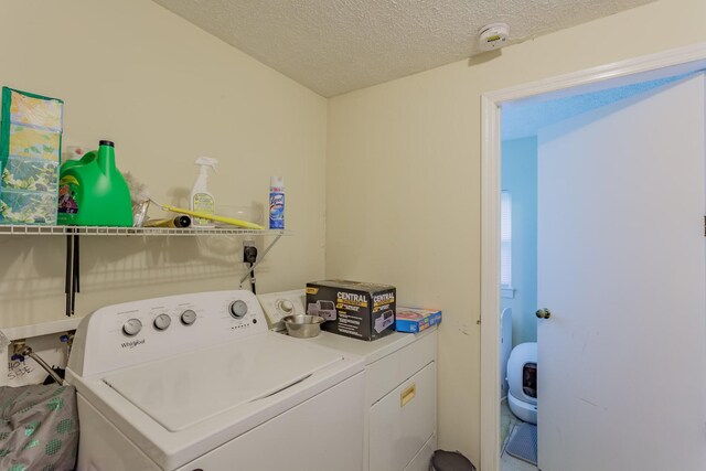 3913 Pickering Ave, Chattanooga, TN 37415 - laundry area featuring washing machine and dryer and a textured ceiling