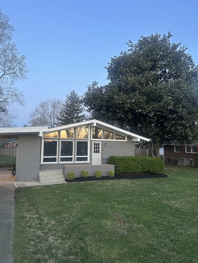 view of front of home featuring a front yard, driveway, and an attached carport