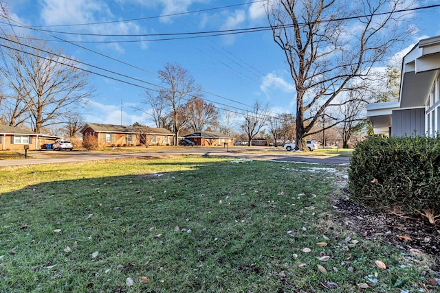 view of grassy yard featuring a residential view