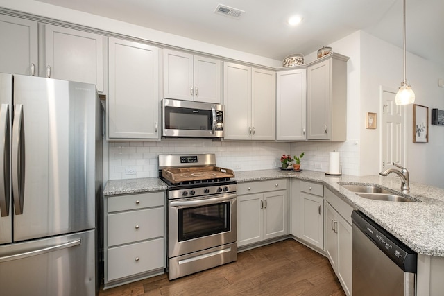 706 Hahn Ct, Lebanon, TN 37087 - kitchen with appliances with stainless steel finishes, a sink, dark wood-style flooring, a peninsula, and gray cabinets