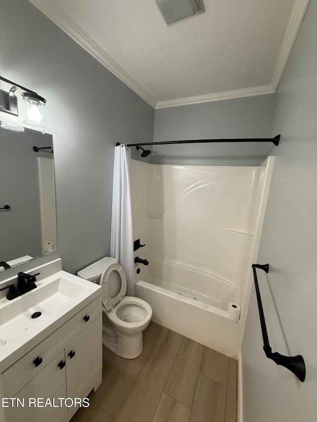 222 Ten Mile Ln, Ten Mile, TN 37880 - bathroom featuring crown molding, wood finished floors, shower / bath combo with shower curtain, toilet, and vanity