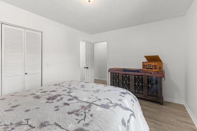 1129 W Main St Unit 21, Franklin, TN 37064 - bedroom with a closet, wood finished floors, baseboards, and a textured ceiling