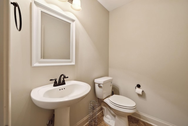 1403 Wade Hampton Ct, Lebanon, TN 37087 - bathroom with baseboards, toilet, and a sink