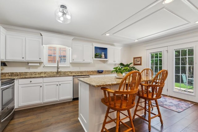 3348 Berryside Dr, Murfreesboro, TN 37128 - kitchen with stainless steel appliances, a sink, white cabinets, a kitchen island, and crown molding