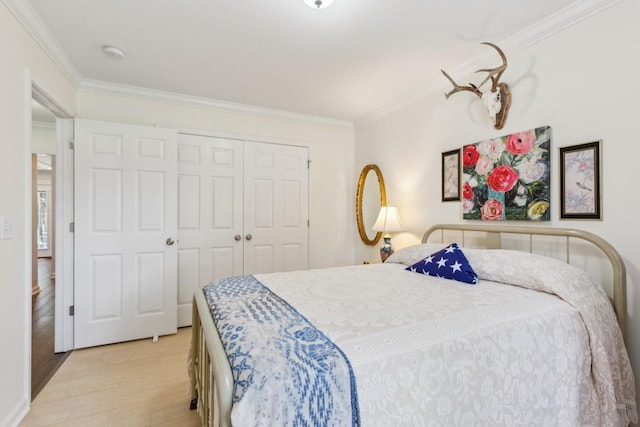 3348 Berryside Dr, Murfreesboro, TN 37128 - bedroom with crown molding and a closet