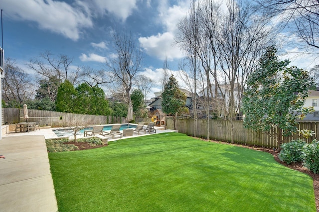 view of yard featuring a patio