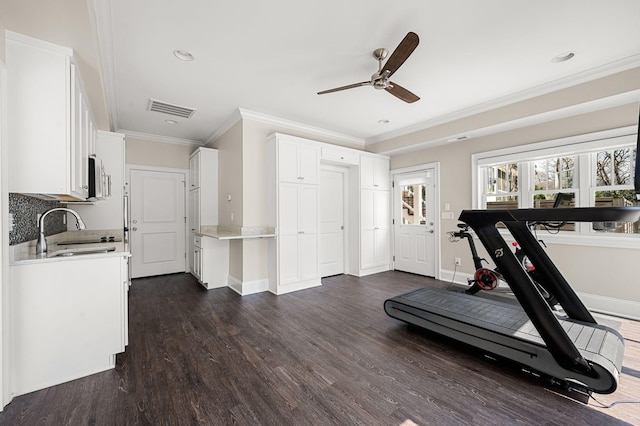 workout area with crown molding, ceiling fan, dark wood-style floors, baseboards, and recessed lighting