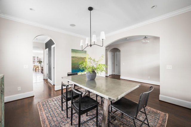 dining space featuring arched walkways, ornamental molding, baseboards, dark wood-style flooring, and a chandelier
