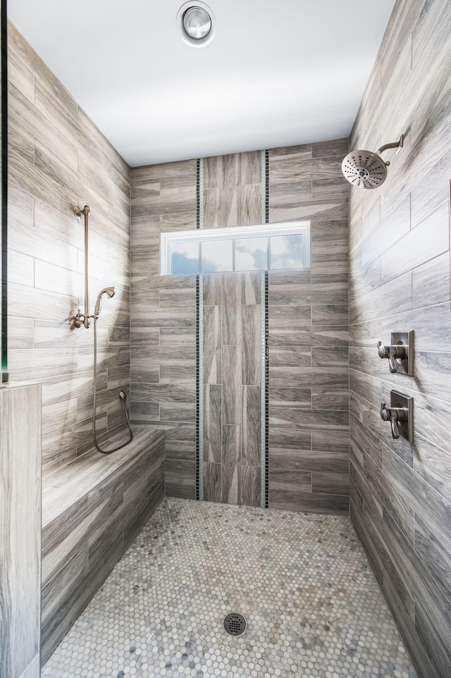 bathroom featuring tiled shower