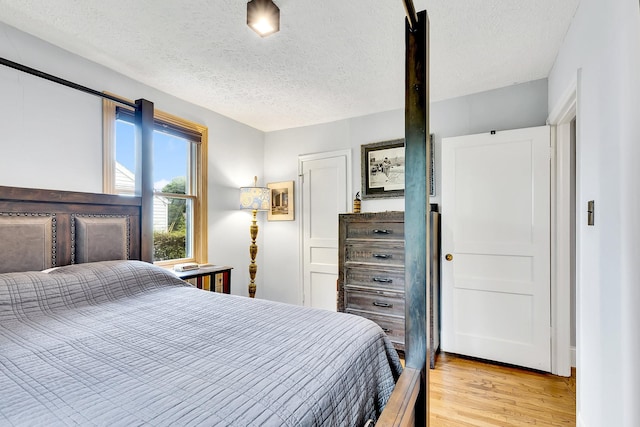 517 Drake Ave, Nashville, TN 37211 - bedroom featuring light wood-style flooring and a textured ceiling