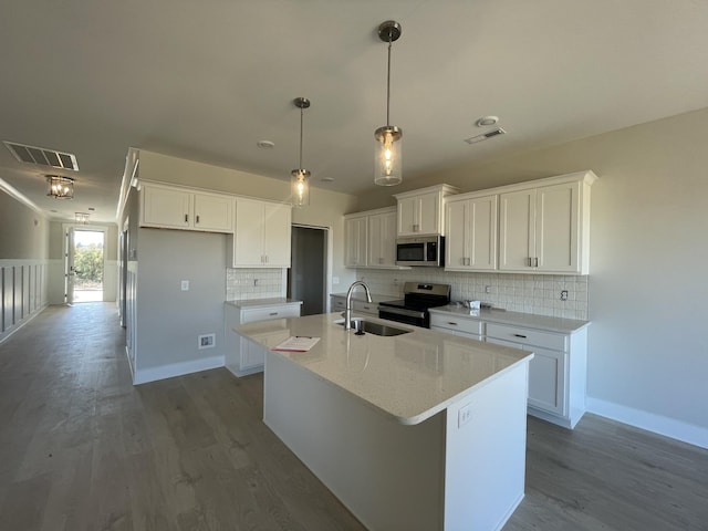125 Lightberry Ln, Hendersonville, TN 37075 - kitchen featuring appliances with stainless steel finishes, a sink, white cabinetry, an island with sink, and dark wood-style flooring
