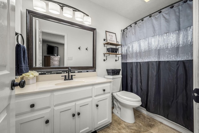 full bathroom featuring vanity, toilet, a shower with curtain, and a textured ceiling