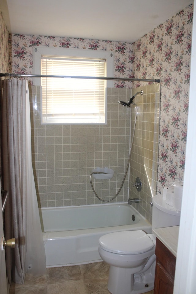 full bath with shower / tub combo with curtain, toilet, vanity, and wallpapered walls